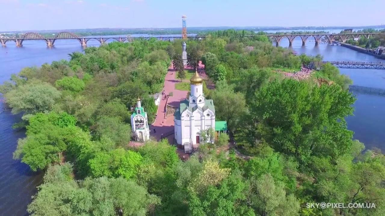 Апартаменты Лето С Ванной Джакузи ドニプロペトロウシク エクステリア 写真